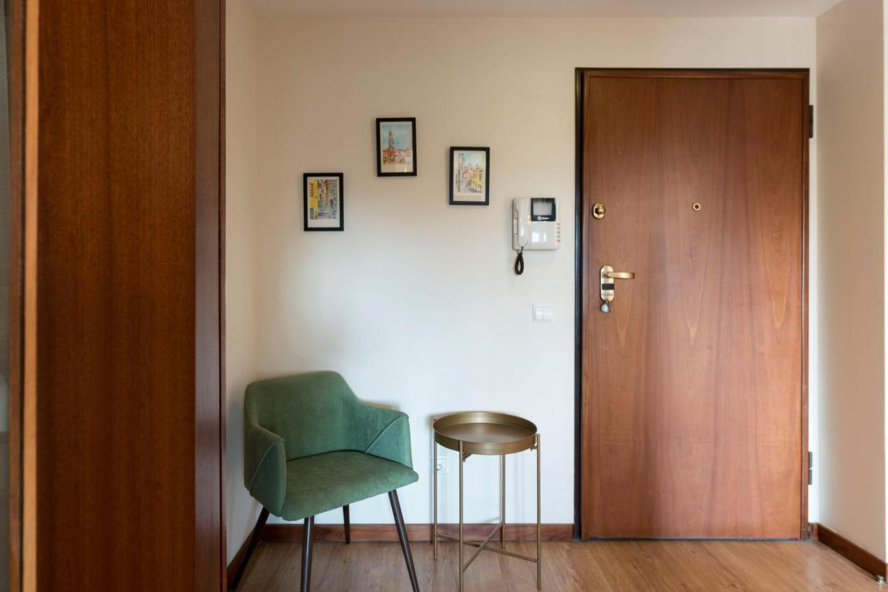 Lovelystay - Homey Feeling Flat W/ Free Parking Porto Bagian luar foto